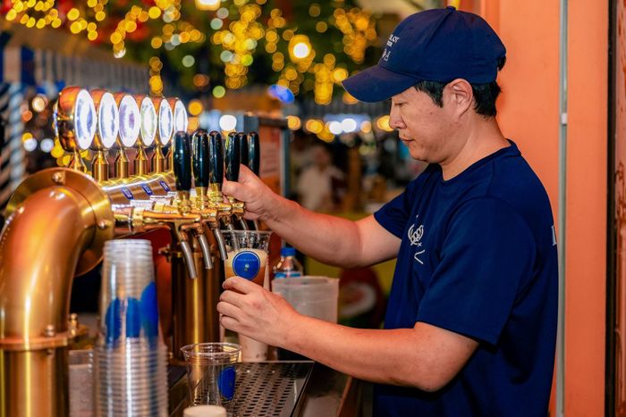 Bia tươi rót tại vòi cùng cuộc thi uống bia khuấy động không khí Ngày hội.