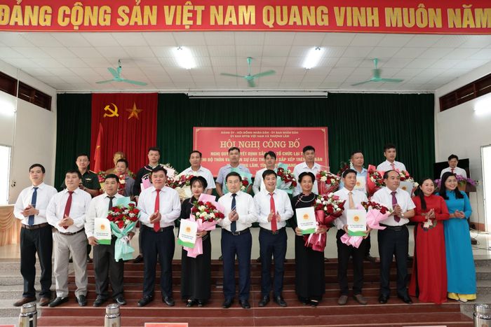 Trao quyết định và tặng hoa chúc mừng các Bí thư chi bộ, Trưởng thôn, Trưởng ban công tác mặt trận các thôn trên địa bàn xã Thượng Lâm 