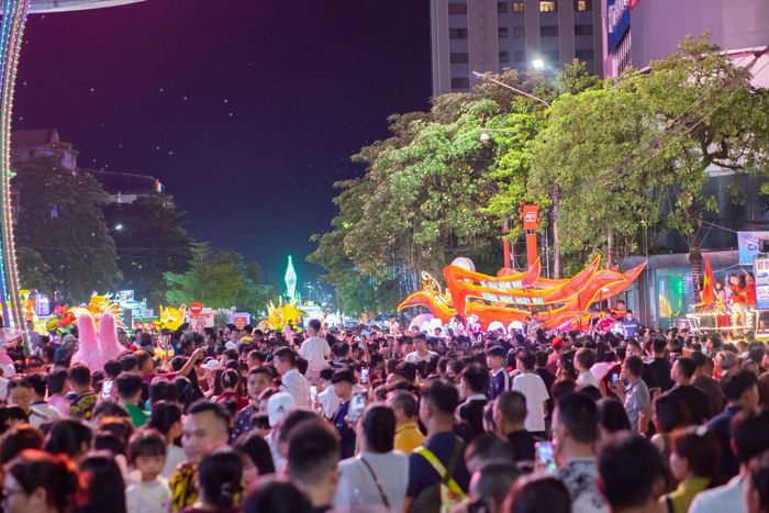 Lễ hội Thành Tuyên hàng năm thu hút hàng trăm nghìn du khách trong và người nước đến Tuyên Quang tham quan, trải nghiệm