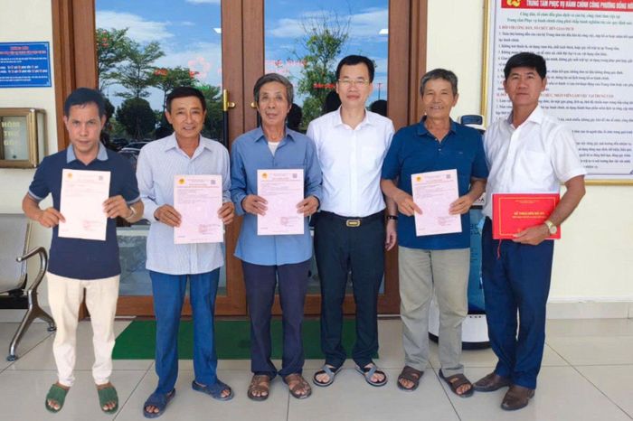  Phường Đồng Hới đã trao 04 giấy chứng nhận QSDĐ cho các hộ gia đình, cá nhân bị thu hồi đất thuộc diện bố trí tái định cư, bồi thường bằng đất tại Dự án Thành phần 2 - cầu Nhật Lệ 3 và đường hai đầu cầu. 