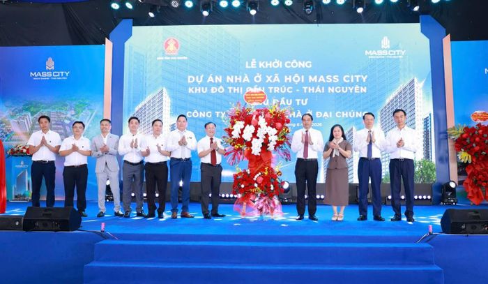 Các đại biểu tặng hoa chúc mừng chủ đầu tư Dự án