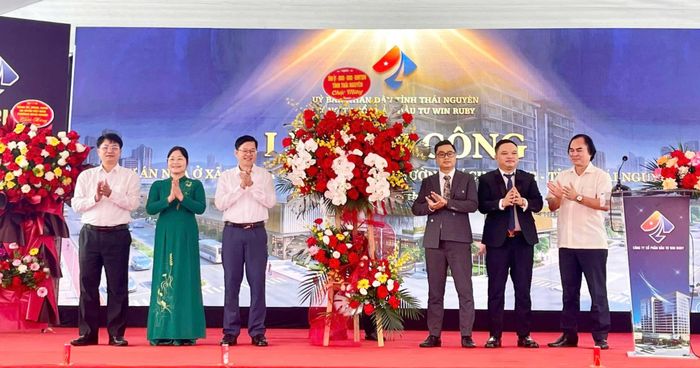 Các đại biểu tặng hoa chúc mừng chủ đầu tư Dự án nhà ở xã hội thuộc Dự án Khu đô thị số 2, phường Bách Quang. (Ảnh: thainguyen.gov)