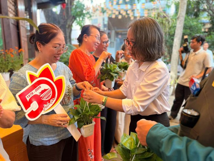 Các hộ dân rất vui khi được nhận cây xanh đem về nhà trồng.