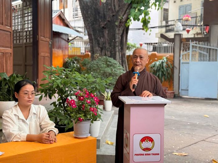 Thượng tọa Thích Tâm Chơn, trụ trì chùa Phước Bửu cho rằng, mỗi người dân phải là bông hoa đẹp bằng cách sống có ý thức bảo vệ môi trường.