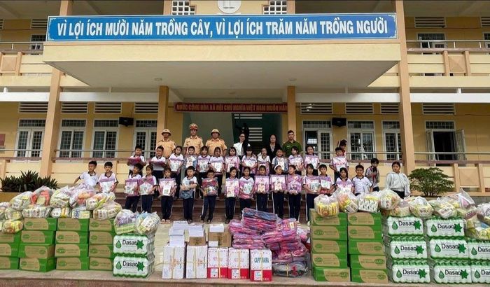 Công ty TNHH Thương mại Dịch vụ và Đầu tư Xây dựng Minh Khang – Linh Xteen đồng hành cùng các em học sinh có hoàn cảnh khó khăn.