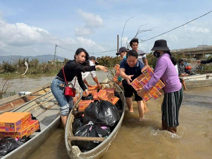 Bà Lê Thủy Linh - Chủ tịch Công ty TNHH Thương mại Dịch vụ và Đầu tư Xây dựng Minh Khang – Linh Xteen chia sẻ giúp đỡ cùng bà con bị ảnh hưởng thiên tai bão lũ.