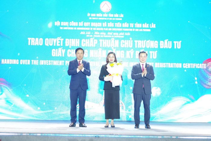 Lãnh đạo tỉnh Đắk Lắk trao chứng nhận đầu tư cho các nhà đầu tư tại Hội nghị Công bố quy hoạch tỉnh giai đoạn 2021 - 2030, tầm nhìn đến 2050 và xúc tiến đầu tư tỉnh năm 2026. Ảnh: Đức Hưng
