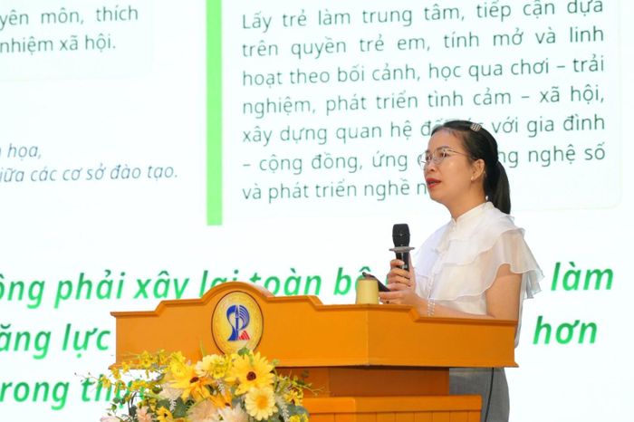 TS. Nguyễn Thị Triều Tiên, Khoa Giáo dục Tiểu học - Mầm non, Trường Đại học Sư phạm - Đại học Đà Nẵng tham luận tại hội nghị. Ảnh: Bộ GD-ĐT