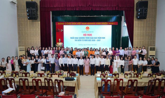 Các đại biểu chụp ảnh lưu niệm. Ảnh: Bộ GD-ĐT