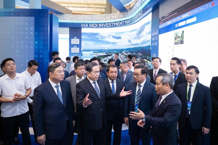 Chủ tịch Quốc hội Trần Thanh Mẫn tham quan không gian trải nghiệm phần mềm bản đồ đầu tư