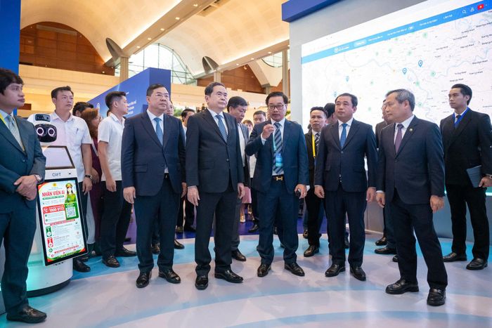 Chủ tịch Quốc hội Trần Thanh Mẫn nghe giới thiệu về Quy hoạch tổng thể Thủ đô Hà Nội tầm nhìn 100 năm