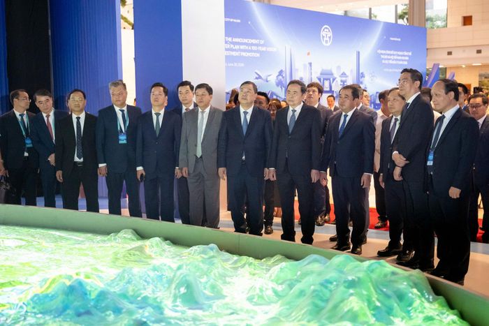 Chủ tịch Quốc hội Trần Thanh Mẫn tham quan không gian trưng bày Quy hoạch tại Hội nghị