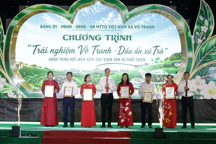 Lãnh đạo xã Vô Tranh trao Cúp và Chứng nhận vinh danh cho các làng nghề tiêu biểu, làng nghề tiêu biểu xuất sắc. Ảnh: Đồng Văn Thưởng
