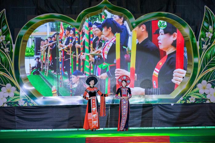 Cuộc thi “Duyên dáng xứ Trà” với phần trình diễn trang phục áo dài và trang phục dân tộc. Ảnh: Đồng Văn Thưởng