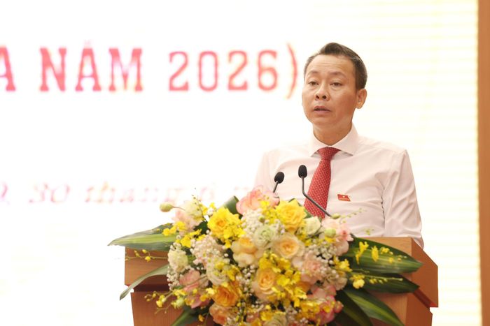 Phó Chủ tịch Thường trực HĐND tỉnh Nguyễn Trung Kiên trình bày báo cáo kết quả giám sát việc giải quyết, trả lời kiến nghị của cử tri tại Kỳ họp thứ 2, HĐND tỉnh Khóa XIX. Ảnh: Đức Anh