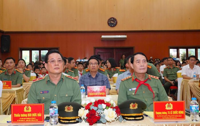 Các đại biểu tham dự buổi lễ