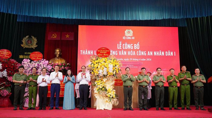 Bí thư Tỉnh ủy Thái Nguyên Trịnh Xuân Trường chúc mừng Ban giám hiệu Trường Công an nhân dân I