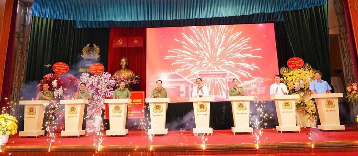 Các đại biểu thực hiện nghi thức công bố thành lập Trường Văn hóa Công an nhân dân I