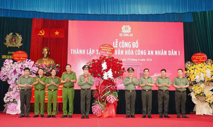 Thượng tướng Lê Quốc Hùng chúc mừng Ban giám hiệu Trường Văn hóa Công an nhân dân I