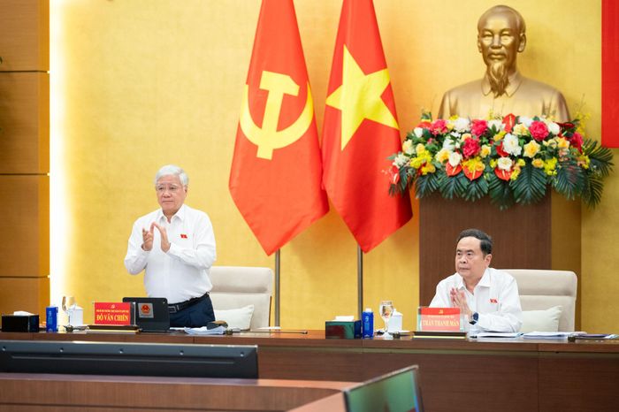 Phó Bí thư Thường trực Đảng ủy, Phó Chủ tịch Thường trực Quốc hội Đỗ Văn Chiến dự Hội nghị