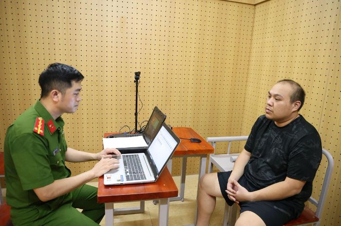 Cơ quan công an lấy lời khai của Chang Chia Hsien (SN 1995, trú tại Đài Loan), một trong những đối tượng cầm đầu trong đường dây
