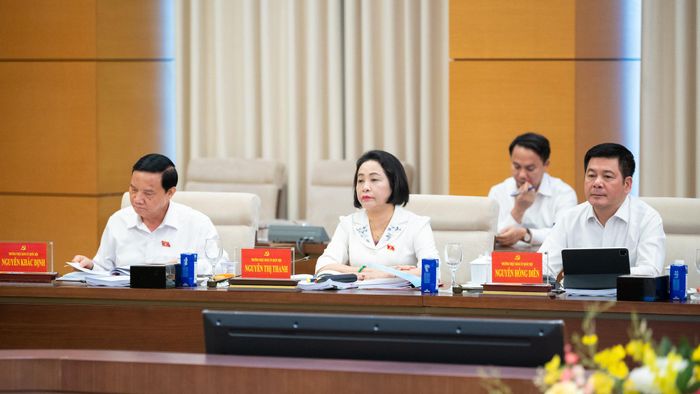 Các Ủy viên Ban Thường vụ Đảng ủy Quốc hội: Phó Chủ tịch Quốc hội Nguyễn Khắc Định, Phó Chủ tịch Quốc hội Nguyễn Thị Thanh, Phó Chủ tịch Quốc hội Nguyễn Hồng Diên dự Hội nghị