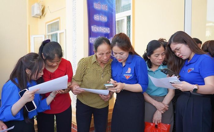 Tuổi trẻ Hà Tĩnh “cầm tay chỉ việc”, đưa người dân lên không gian số. Ảnh: Sĩ Hoàng