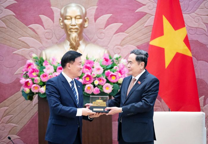 Chủ tịch Quốc hội Trần Thanh Mẫn trao quà lưu niệm tặng Giáo sư Kim Hak-min, Giám đốc Viện nghiên cứu kinh tế Kimhakmin E-roun (Hàn Quốc)