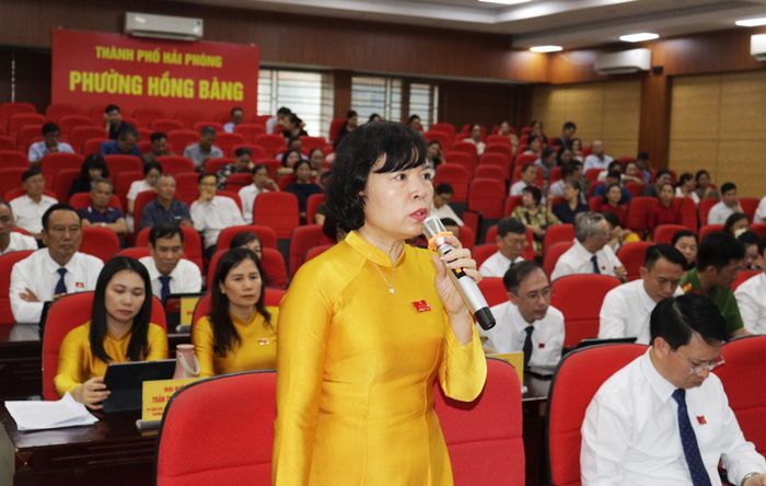 Các đại biểu chất vấn tại kỳ họp. Ảnh: Hoàng Tùng