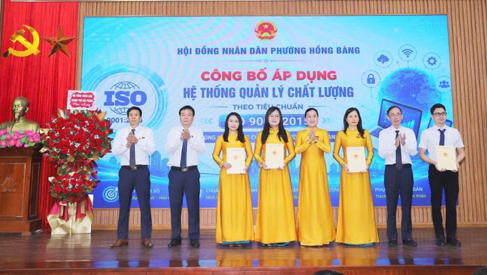 Công bố Quyết định áp dụng hệ thống quản lý chất lượng theo tiêu chuẩn ISO 9001:2015 về quy trình giải quyết công việc trong hoạt động của HĐND phường. Ảnh: Hoàng Tùng