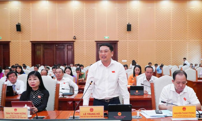 Phó Chủ tịch UBND tỉnh An Giang Lê Trung Hồ phát biểu tại kỳ họp