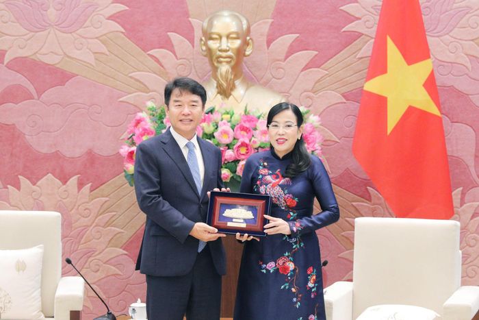 Chủ nhiệm Ủy ban Khoa học, Công nghệ và Môi trường Nguyễn Thanh Hải trao quà lưu niệm tặng Chủ tịch Nhóm nghị sĩ hữu nghị Hàn Quốc – Việt Nam Moon Jin Seog