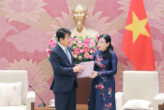 Chủ tịch Nhóm Nghị sĩ hữu nghị Hàn Quốc - Việt Nam Moon Jin Seog trao quà lưu niệm tặng Chủ nhiệm Ủy ban Khoa học, Công nghệ và Môi trường Nguyễn Thanh Hải