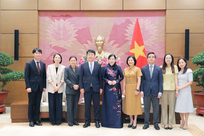 Các đại biểu chụp ảnh lưu niệm
