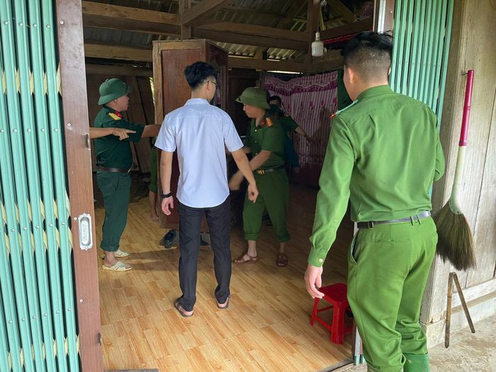 Công an xã Thượng Nông cùng các lực lượng chức năng hỗ trợ các hộ dân di dời tài sản đến nơi an toàn.