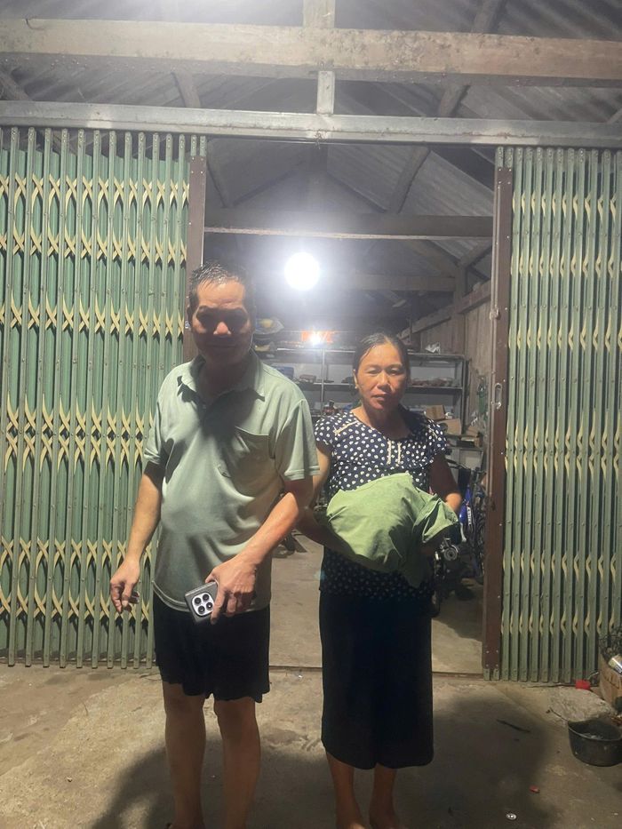Công an xã Lâm Bình giúp bà con thu hoạch nông sản và hỗ trợ đưa gia đình ông Lương Minh Học ra khỏi khu vực nguy hiểm.