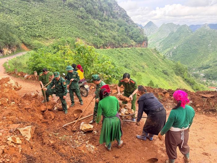 Công an xã Sà Phìn phối hợp các lực lượng dọn dẹp đất đá, nhanh chóng thông tuyến đường.