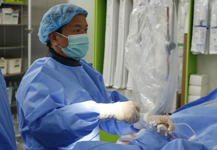 TS.BS. Nguyễn Quốc Thái, Phó Viện trưởng Viện Tim mạch Việt Nam, Bệnh viện Bạch Mai trực tiếp thực hiện hai ca can thiệp tim mạch xuyên đêm cứu sống người bệnh. Ảnh: BVCC