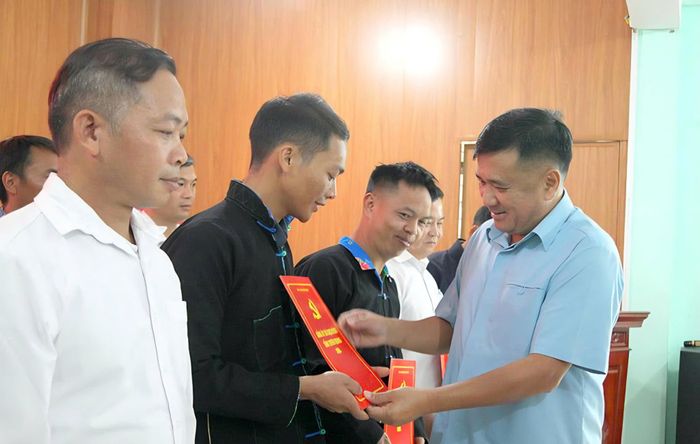 Phó Chủ tịch Thường trực HĐND tỉnh Hầu Minh Lợi trao quyết định cho Bí thư Chi bộ tại địa bàn xã Bạch Đích. Ảnh: Phạm Hoan