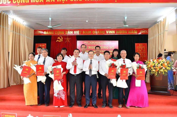 Phó Bí thư Tỉnh ủy, Chủ tịch HĐND tỉnh Nguyễn Văn Sơn và lãnh đạo Đảng ủy phường Nông Tiến trao quyết định, tặng hoa cho các Bí thư Chi bộ tổ dân phố