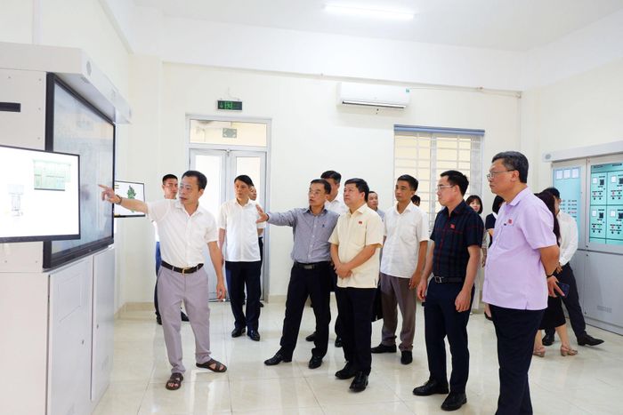 Đoàn khảo sát của Ủy ban Văn hóa và Xã hội thăm phòng mô phỏng buồng kỹ thuật tàu biển tại Công ty TNHH Huấn luyện, Cung ứng lao động và dịch vụ hàng hải (VINIC)