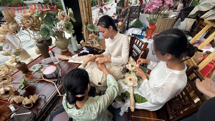 Gian hàng của Chạm Xưởng tại Lễ Hội Hoa Sen 2026.