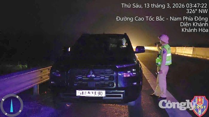 Lái xe dừng, đỗ xe không đúng nơi quy định trên cao tốc ban đêm, không bật đèn cảnh báo nguy hiểm. Ảnh: Cục CSGT.