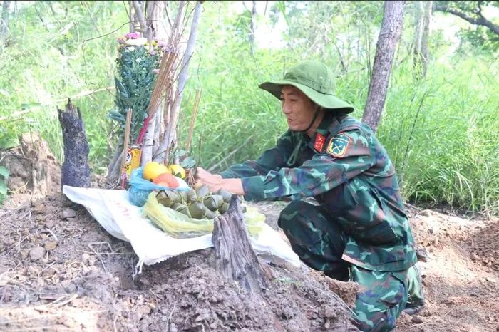 Các chiến sĩ thắp hương khu vực nghi là nơi chôn cất hài cốt liệt sỹ trong Vườn quốc gia Yok Đôn (Ảnh Đội K51).
