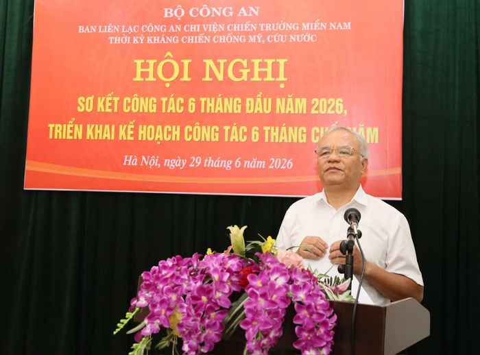 Thiếu tướng Trần Văn Ba phát biểu tại hội nghị.