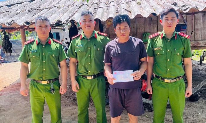Thượng úy Phan Ngọc Phú (thứ 2 từ trái qua) cùng CBCS đơn vị thăm hỏi, tặng quà một thanh niên trong xã có hoàn cảnh khó khăn.