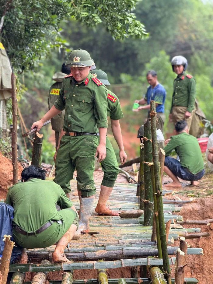 Thượng úy Phan Ngọc Phú cùng cán bộ, chiến sĩ đơn vị giúp dân làm cầu tre tạm để không bị cô lập trong mùa mưa lũ.
