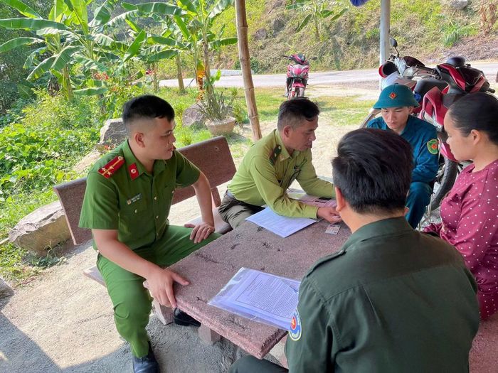 Thượng úy Phan Ngọc Phú phối hợp với Kiểm Lâm khu vực tuyên truyền về phòng chống cháy rừng cho các hộ dân trên địa bàn.