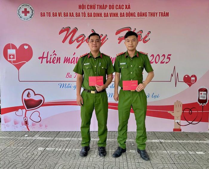 Thượng úy Phan Ngọc Phú (bên trái) tham gia Ngày hội hiến máu tình nguyện.