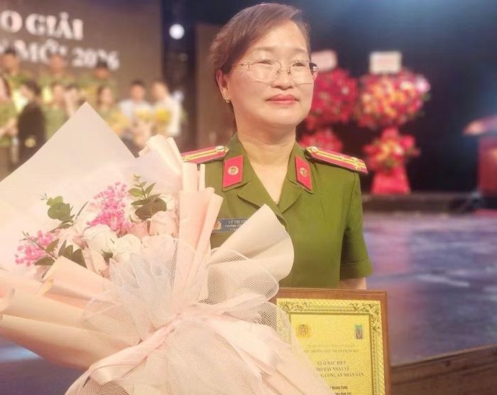 Thượng tá Lý Hoàng Cung nhận giải đặc biệt cuộc thi thơ “Xuân mới” do Chi hội Nhà văn Công an tổ chức, tháng 3/2026